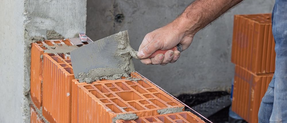 Das Verlegen von Ziegelsteinen, Backsteinen, Bruchsteinen und Kalksandsteinen im Mörtel zum Herstellen und Reparieren von Wänden, Fundamenten, Trennwänden, Bögen und anderen Bauwerken – das ist nur ein Teil des Angebots unserer Kundenmaurer.